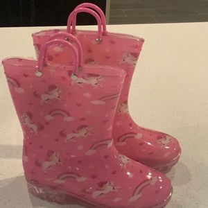 NWT outee rain boots